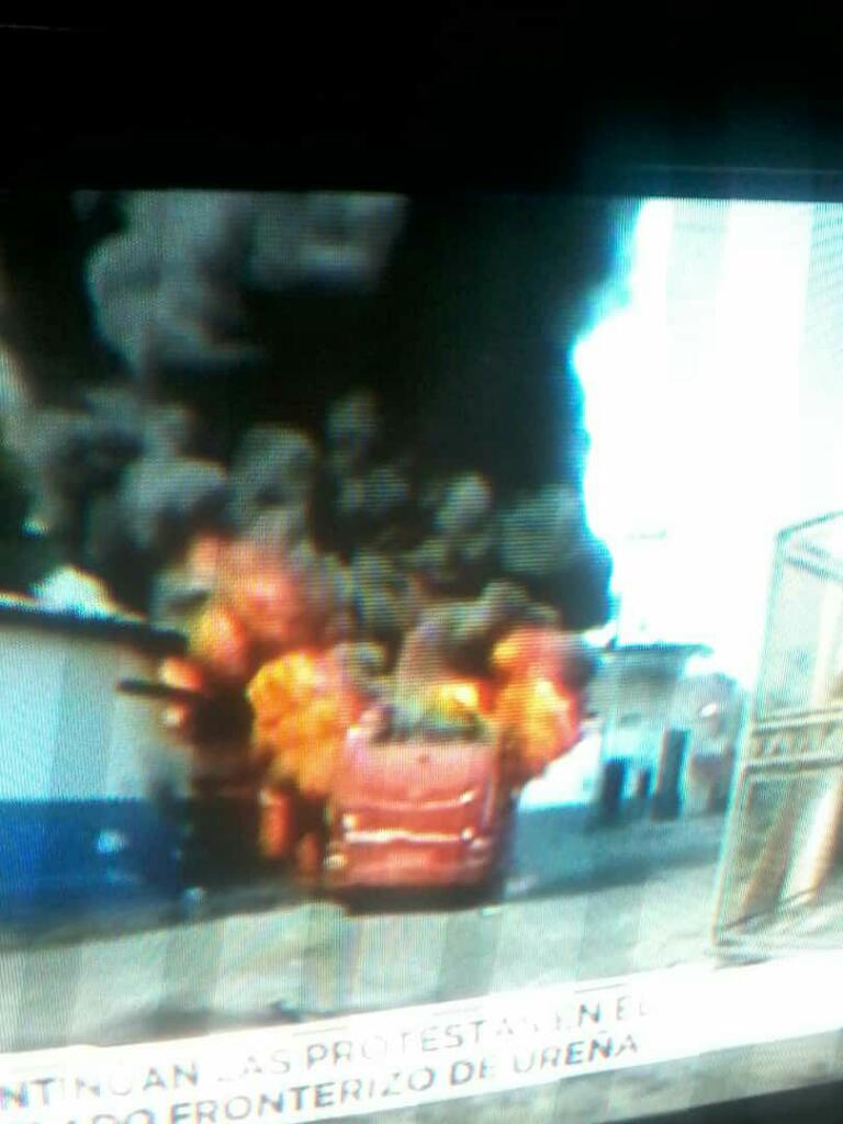 JoseCar05679086's tweet photo. Esta es la paz d la Oposición los mismos autobuses q ellos utilizan lo queman https://t.co/9Ba4UJCmAt