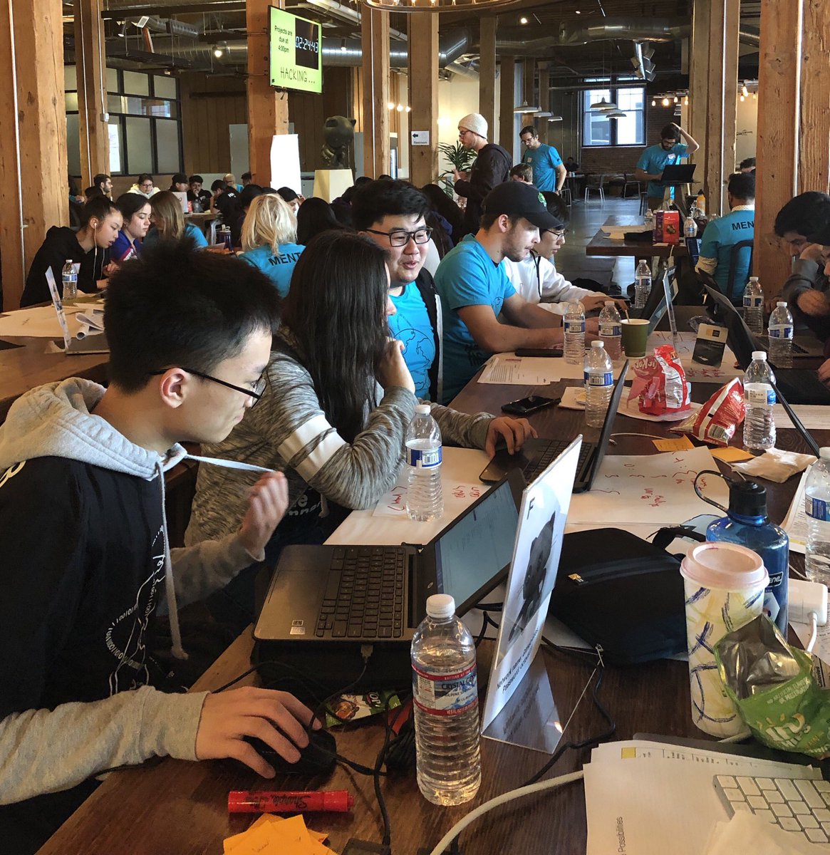 itsCodeNation's tweet image. After 3.5 hours of coding, students are so close to final products!  🙌🏼 #cnhacks