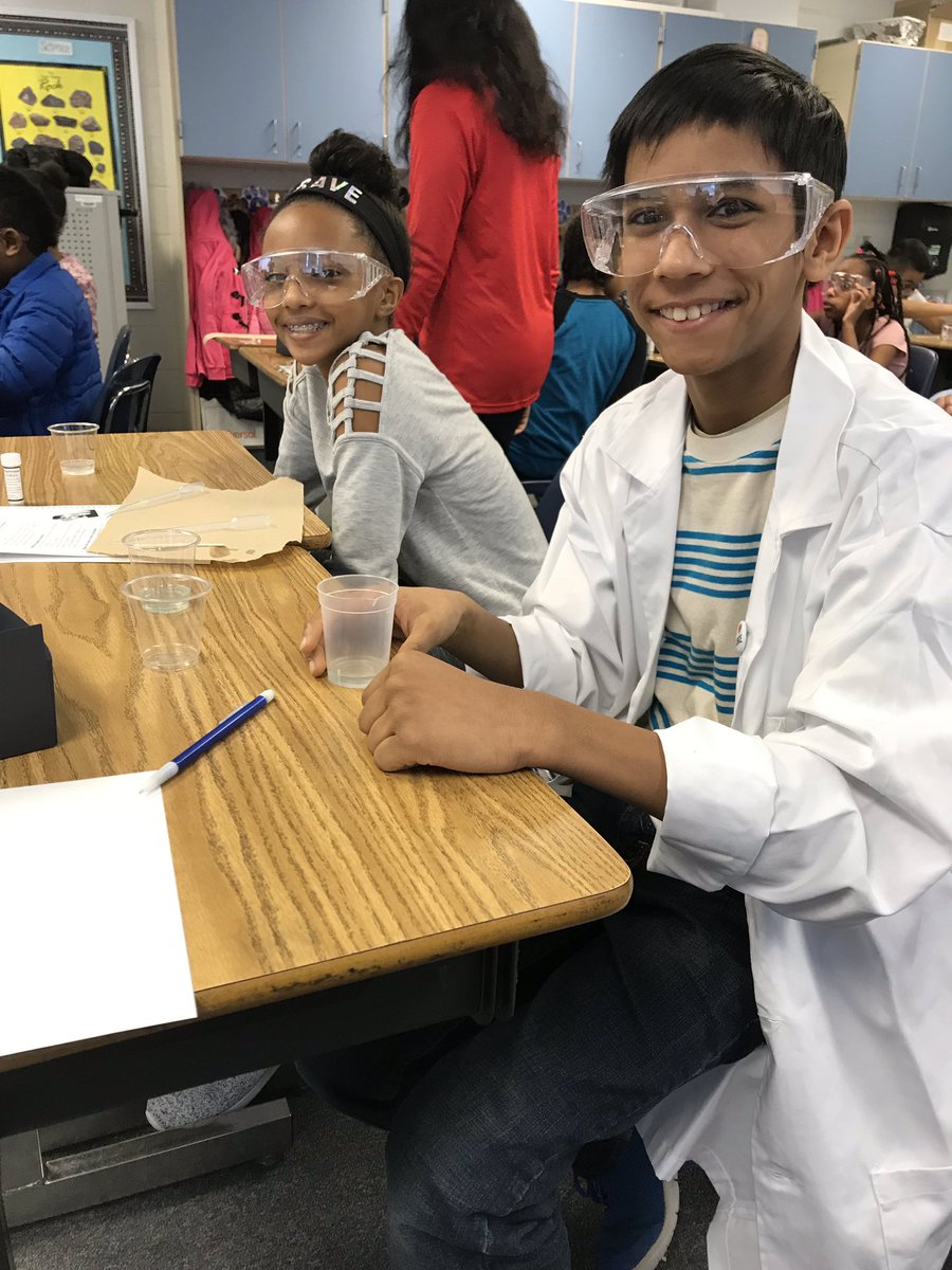 5thGradeBHES's tweet photo. Kids for chemistry was a blast! Students learned about the chemical reactions that happen in glow sticks! https://t.co/KS5fARFSxi