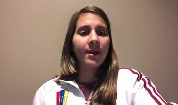 Meridianoonline's tweet photo. #Venezuela⚽️👏🇻🇪 Verónica Herrera se manifestó en apoyo a la ayuda humanitaria (+Vídeo) https://t.co/MMVxSbL0hW https://t.co/GbI3R8UQNO