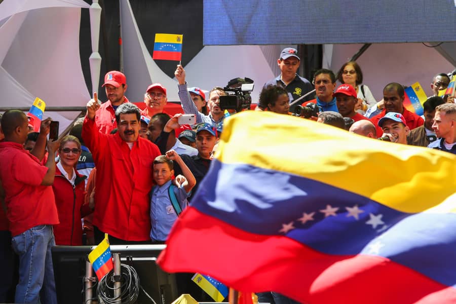 PartidoPSUV's tweet photo. ¡No te dejaremos solo Nicolás! 
Aquí está tu pueblo, tus hermanos como dignos hijos e hijas de Chávez, dispuestos a defender la Patria de quien sea 🇻🇪

¡VENCEREMOS! 

#23Feb 
#VenezuelaEnDefensaDeLaPaz https://t.co/K7oPPGiv6S