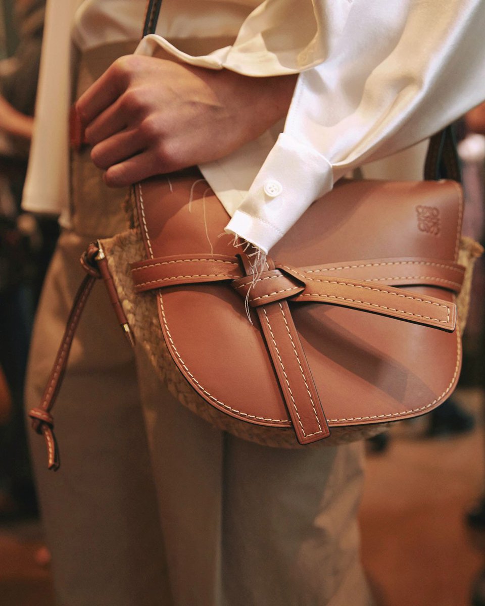 LoeweOfficial's tweet photo. #Backstage details. #LOEWE #GateBag in Rafia. Now available in store and on https://t.co/V7jZ2gc8SM
Link in bio. https://t.co/2oDPEYIIiW
