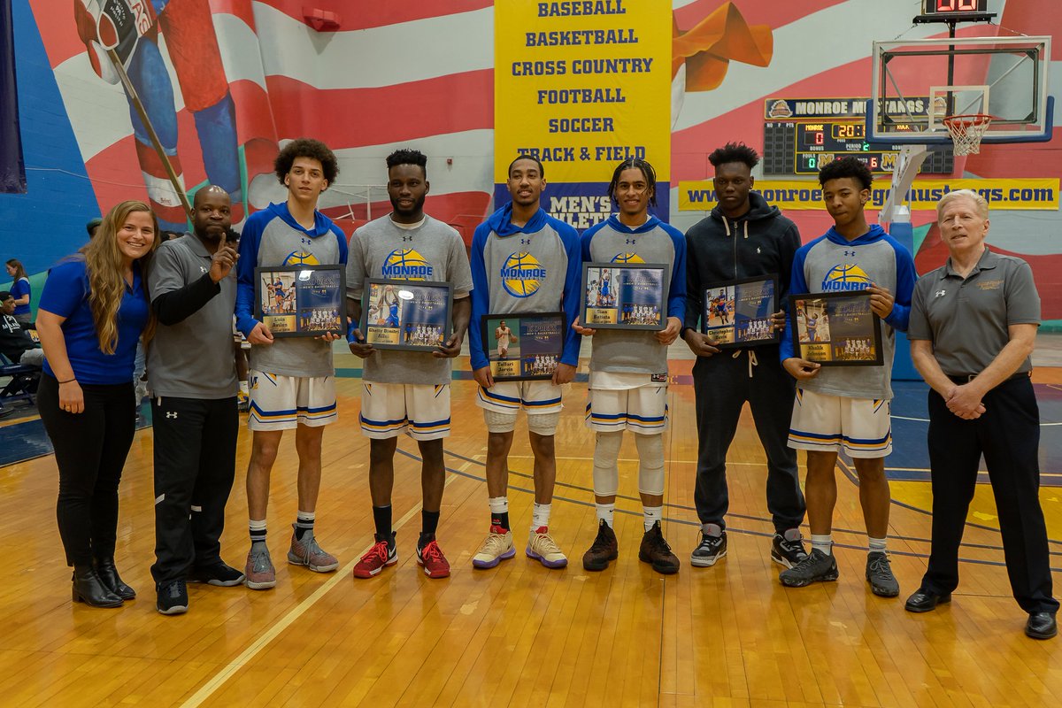 MonroeExpress's tweet photo. Congratulations and thank you to our six graduating sophomores from Monroe Express men's basketball, and our two graduating sophomores from Monroe Express women's basketball!!! #SophomoreDay #HopontheExpress 🚇🚇 https://t.co/Wk8vXf9Tt1