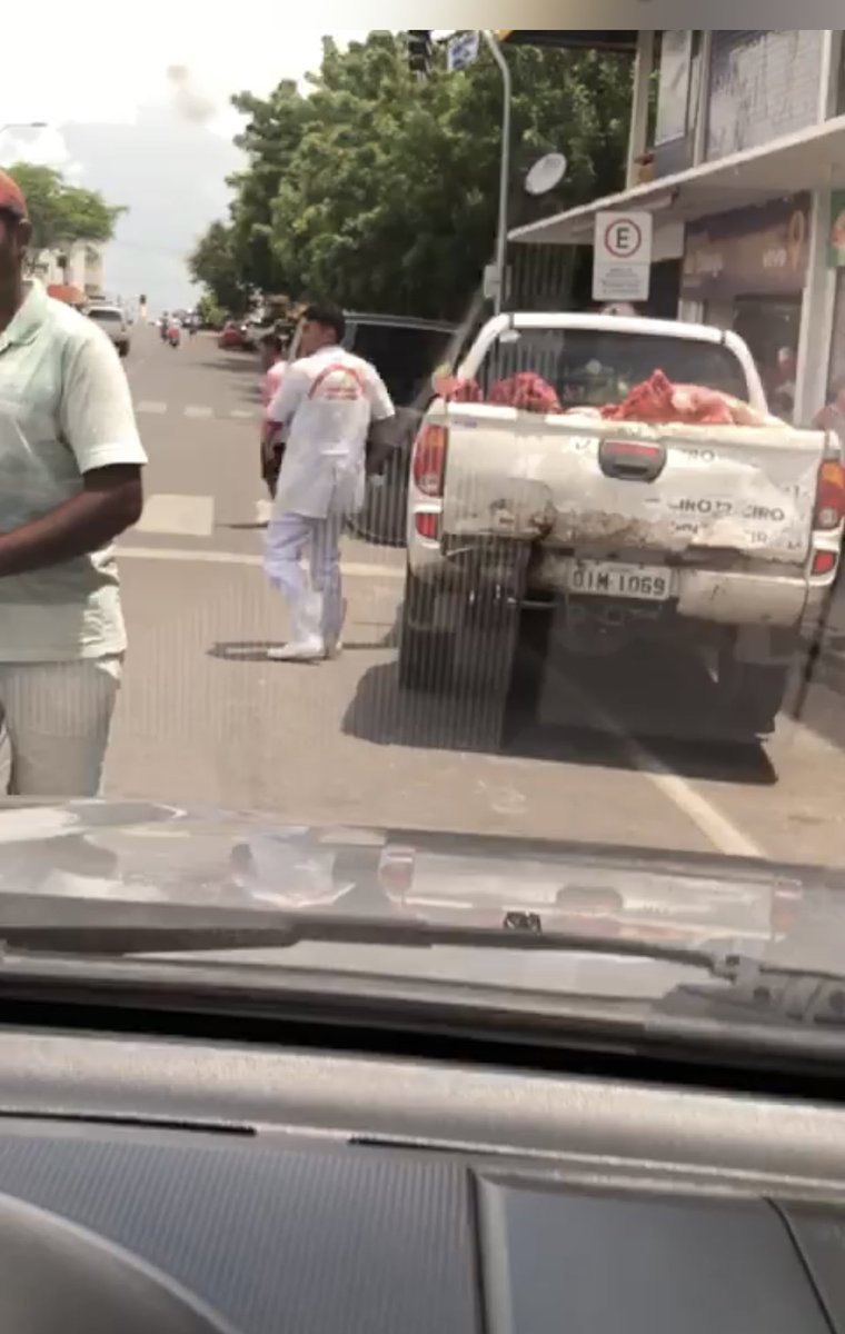 💣💣💣MOTORISTA DO CARRO QUE TRANSPORTA ILEGALMENTE CARNE EM SOBRAL É NATIM DE JAIBARAS(FOTO), EMPREGADO DO PRESIDENTE DA CÂMARA, VEREADOR CARLOS CALISTO.
Todo dia Natim traz nesse veículo aberto o boi morto do Matadouro até o Mercado Público. Com a omissão do prefeito Ivo.