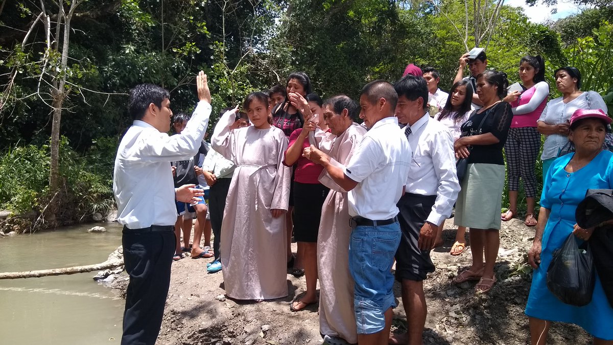 prete_edwin's tweet photo. En la Iglesia de Santa Rosa (Bagua A), dos personas entregaron su vida a Cristo. #PrimeroDios #10DiasdeOracion #UPN #MPN https://t.co/APvXNehZp1