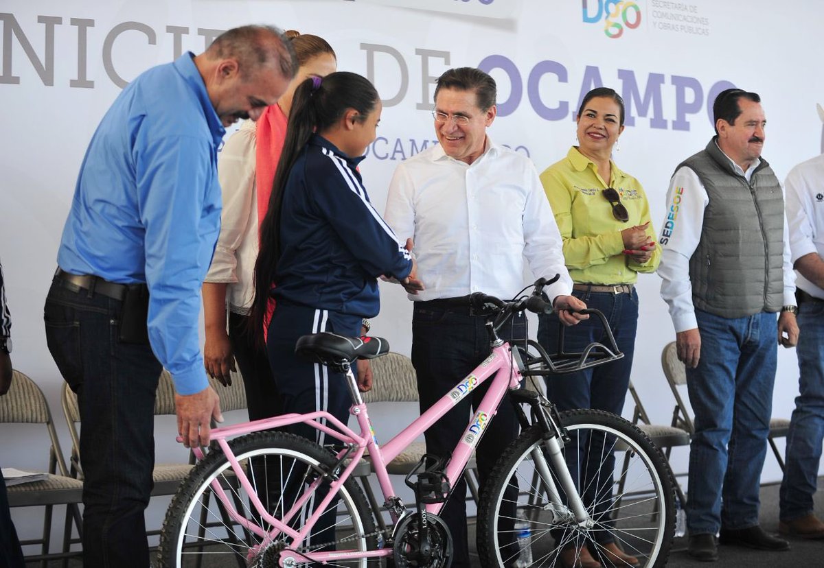 AispuroDurango's tweet photo. Continuamos llevando a los municipios y comunidades el programa “A la escuela en bicicleta” a través de la @SEDESOE. Hoy en Ocampo entregamos bicicletas a los estudiantes de secundaria que más lo necesitan para evitar la deserción escolar. https://t.co/DH0Y466a23