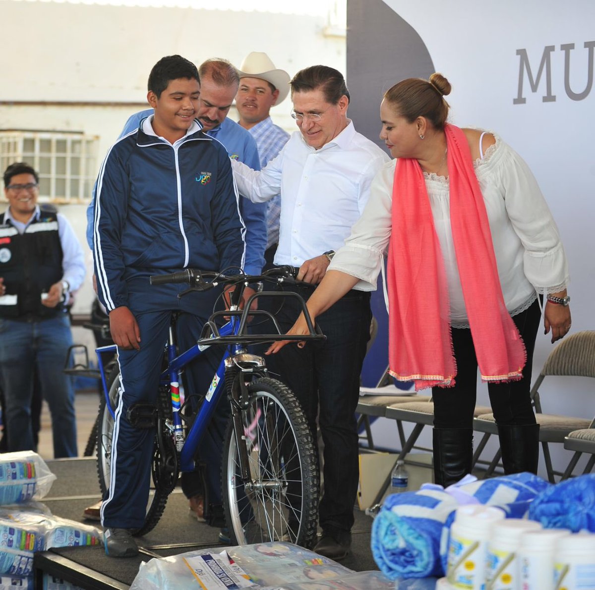 AispuroDurango's tweet photo. Continuamos llevando a los municipios y comunidades el programa “A la escuela en bicicleta” a través de la @SEDESOE. Hoy en Ocampo entregamos bicicletas a los estudiantes de secundaria que más lo necesitan para evitar la deserción escolar. https://t.co/DH0Y466a23