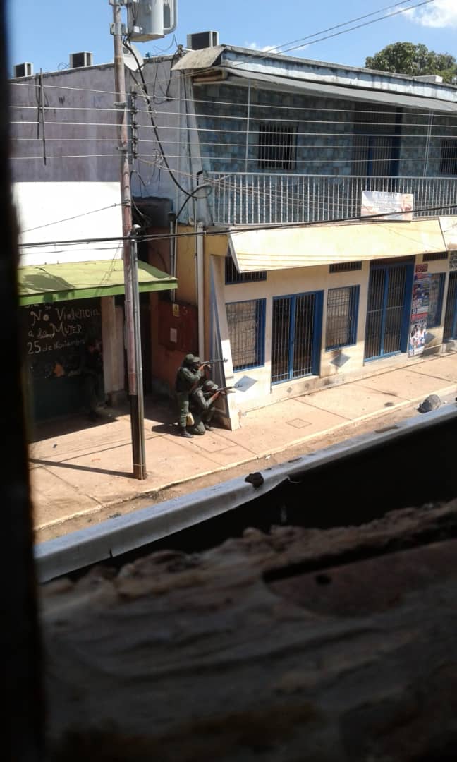 GEDV86's tweet photo. #23Feb Están masacrando al pueblo de Santa Elena de Uairén. Más de 20 heridos de balas, muchos de ellos graves. Las FAN están usando armas contra el pueblo.
#GranSabana
#Bolívar
#Venezuela https://t.co/5vcK8R30BG