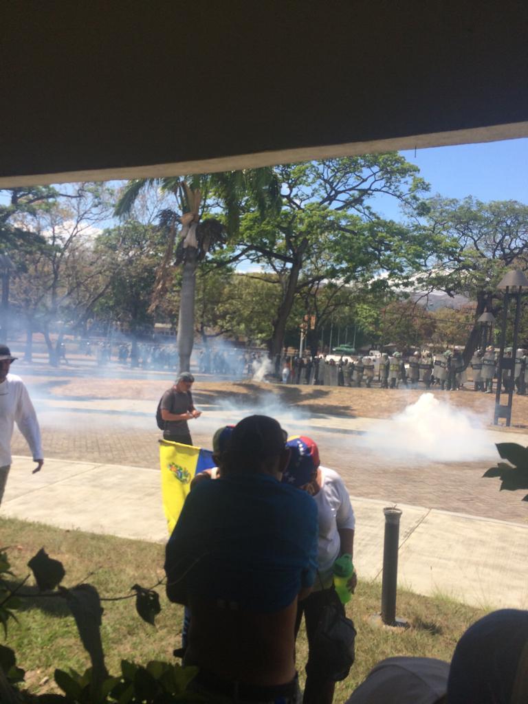 Gemj1879's tweet photo. #AHORA #23Feb Reportan fuerte represión en Naguanagua, estado Carabobo. #Venezuela https://t.co/Dt5xHErUWO