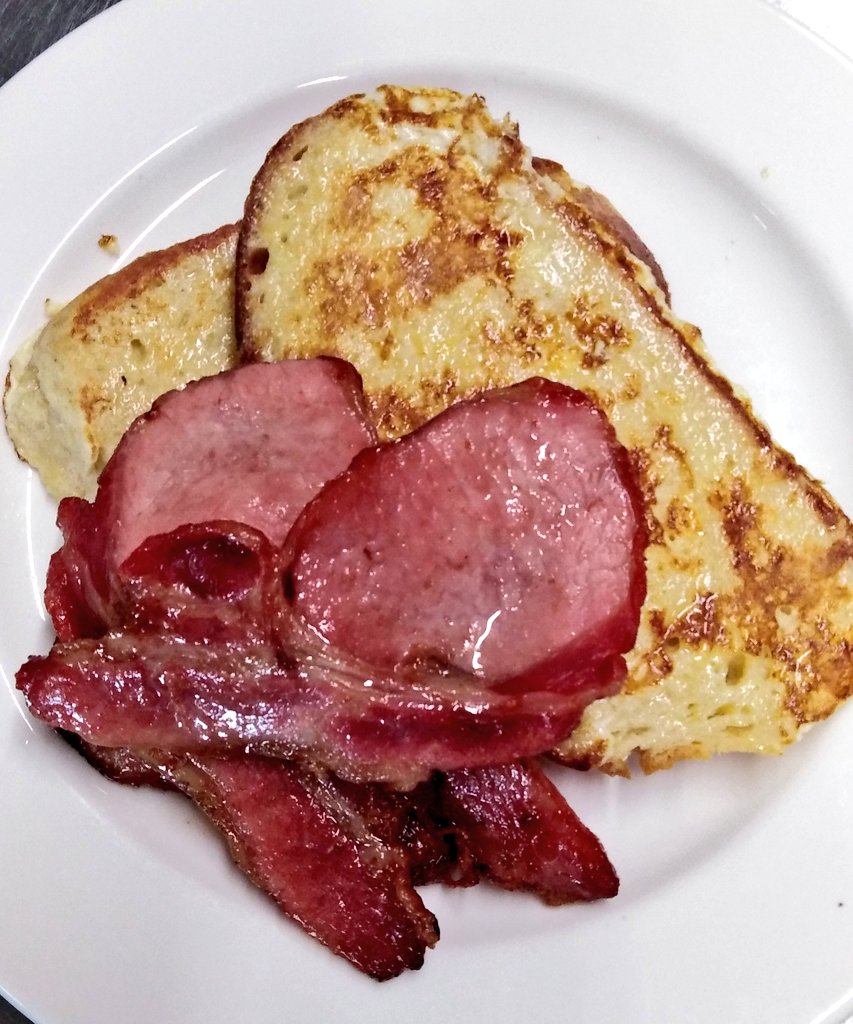 Super delicious Mrs @McCruddenJ1's Homemade Sourdough French Toast with <a href="/EWSButchers/">EWS Butchers</a> Dry Cured Bacon this morning at  @LeghowneyMarket near Donegal Town
