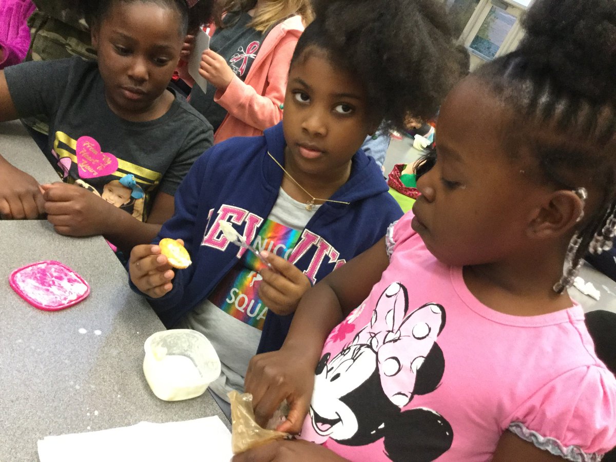 Strawick_JME's tweet photo. If only you were a fly on the wall to hear the conversations held during these learning activities. #5senses https://t.co/KLsW5NpPoW