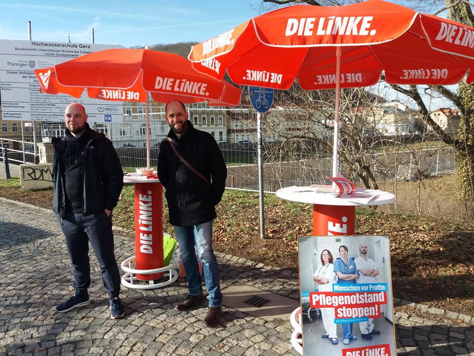 DieLinkeGera's tweet photo. Infostand an der Unterhäuser Brücke - im Gespräch mit Passanten. https://t.co/vuRxLQXO6B
