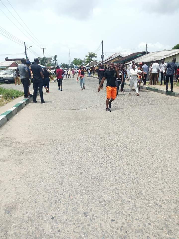 iamdaneli's tweet image. People in Bonny Island in Rivers State were running because of multiple gunshots and were unable to vote, @inecnigeria How will you go about this? #PollStream #TheVerdict #2019Election