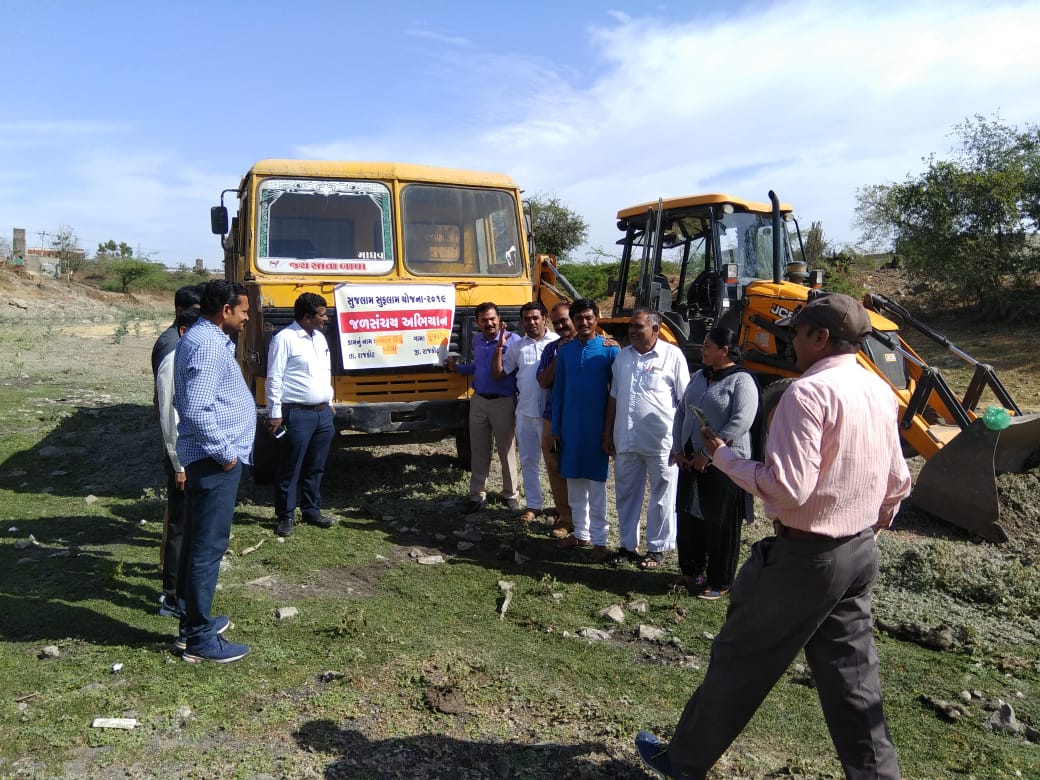 SDMRajkotCity2's tweet photo. #SujalamSufalamJalAbhiyan 2019
Rajkot Taluka #workstarted
#kuvadva
#thebchada
@CollectorRjt sir
@CMOGuj sir https://t.co/2Hp4AWeZWd