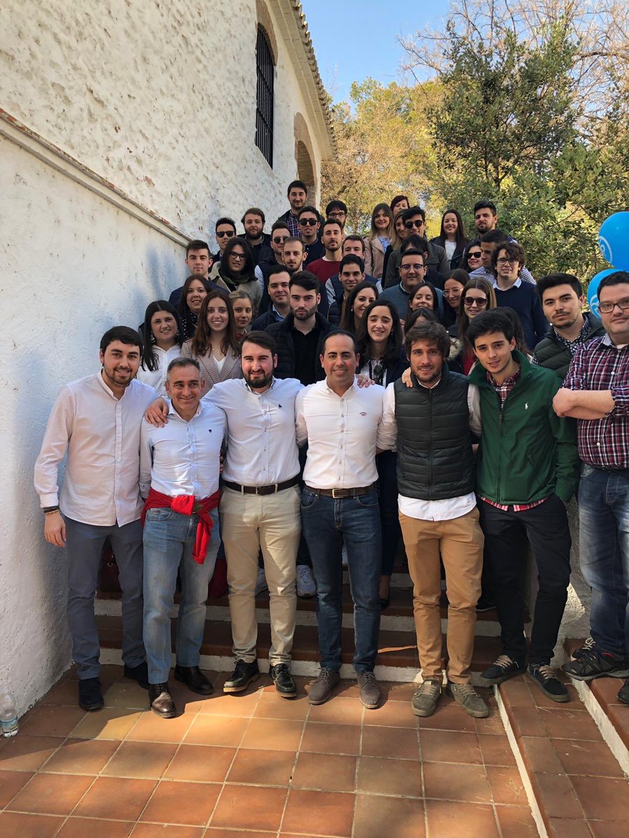 JCcaballeroM's tweet photo. 💚 Los jóvenes somos libres de elegir nuestro propio futuro sin tutela de ningún gobierno. Hoy hemos renovado @NNGGVila_real con @cesardura20 cómo presidente. cada vez somos más. Enhorabuena! #OrgullCV @HectorFolgado https://t.co/UgEyjJt3dG