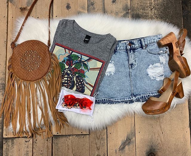 RunwayTacoma's tweet photo. We’ve got so many new things to shop! Stop by today so you don’t miss out on what’s new! 
Bullhead skirt// sz 26 $5
Obey T-shirt// Medium $8
Shoes// sz 7 $9
Crossbody// $8
Color pop shades// $7 #runwayfashionexchange #253 #shop253 #shoplocal #tacomawa #p… https://t.co/0OIwxMUigv https://t.co/PfPwlBGY2L