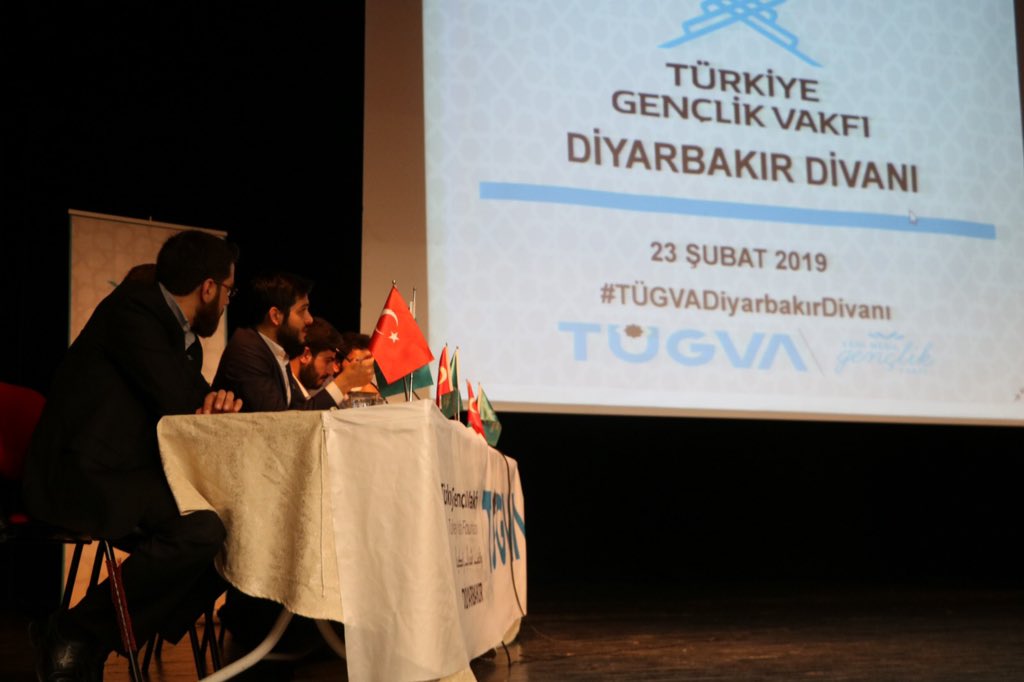 tugvadiyarbakir's tweet photo. İlçe Temsilcilerimiz Yıllık Divan Raporlarının sunumunu gerçekleştirdi.

Rapor sunumlarının ardından 
#TÜGVADiyarbakırDivanı'mız sona erdi. 

Bu güzel günde bizleri yalnız bırakmayan TÜGVA gönül dostlarımıza teşekkürlerimizi sunuyoruz.🤗

#YeniNesilGençlikVakfı https://t.co/tLBt5BAC5A