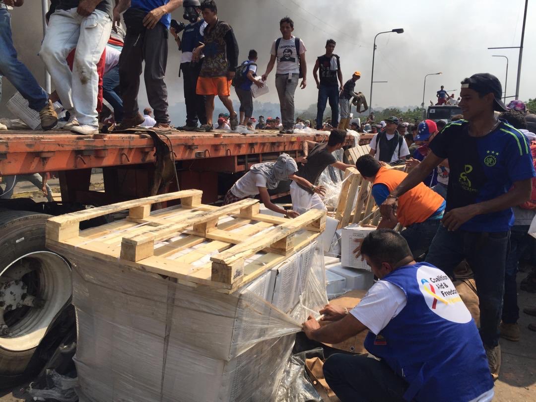 oliverandresfz's tweet photo. URGENTE: Queman parte de la ayuda humanitaria en el puente Simon Bolívar , frontera con Colombia . Fotos Cortesía https://t.co/uOGrWdYdqf