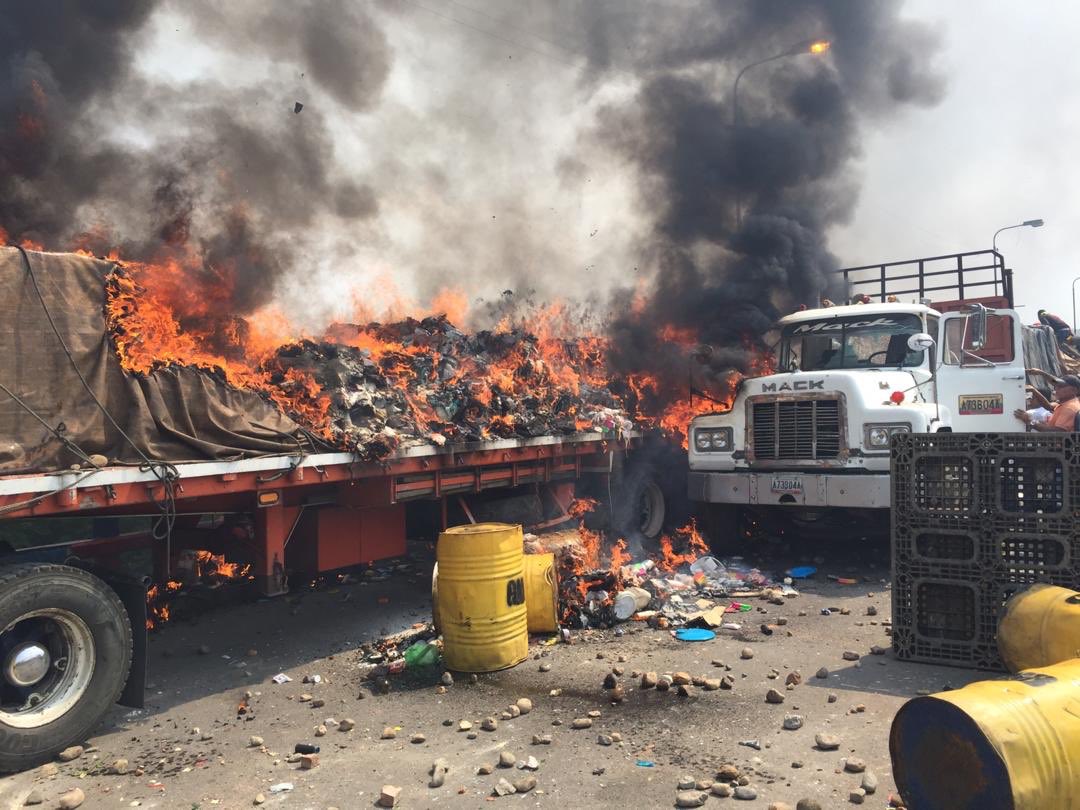 oliverandresfz's tweet photo. URGENTE: Queman parte de la ayuda humanitaria en el puente Simon Bolívar , frontera con Colombia . Fotos Cortesía https://t.co/uOGrWdYdqf