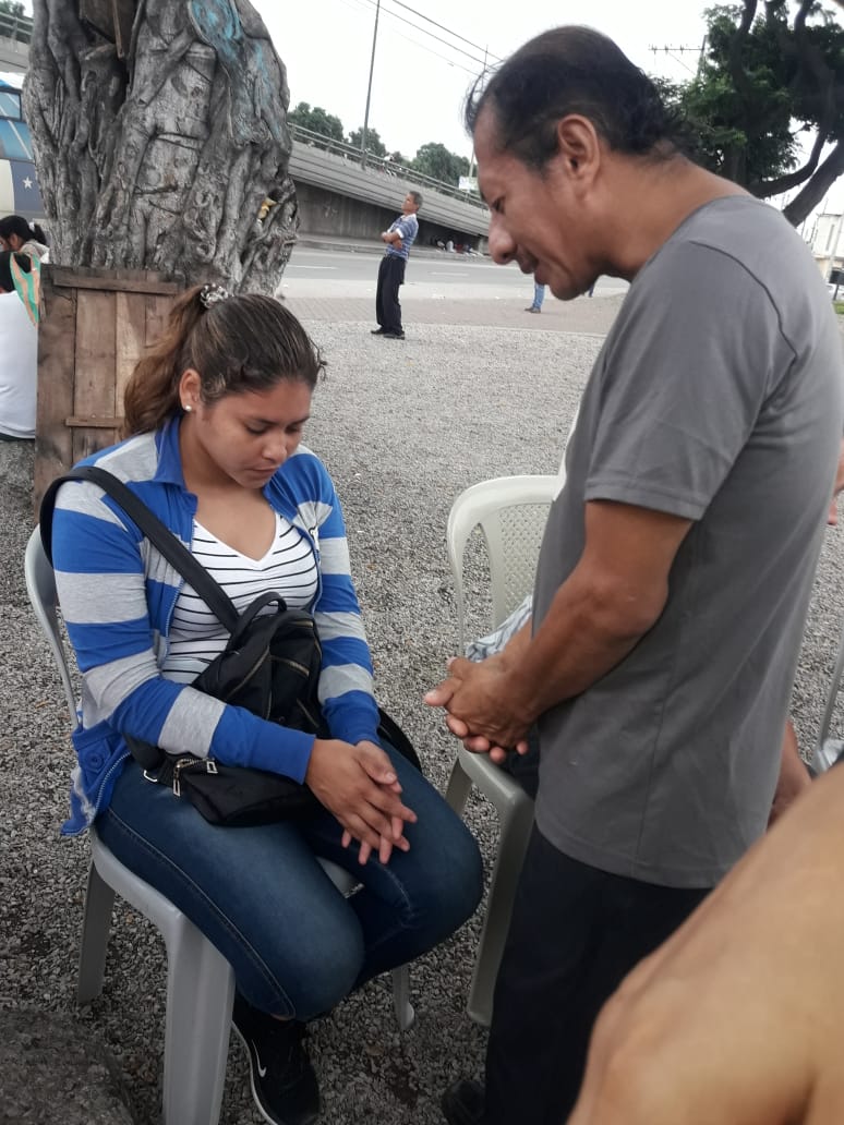 MilSan39's tweet photo. .@adventistasEC .@AdventistasMES .@Jesseniavit .@YanezWashington .@MaryBaque7  Distrito perimetral orando por las personas en las calles por las #10HorasDeAyuno y como culminación de los #10DiasdeOracion #PrimeroDios https://t.co/j97xUy3YUm