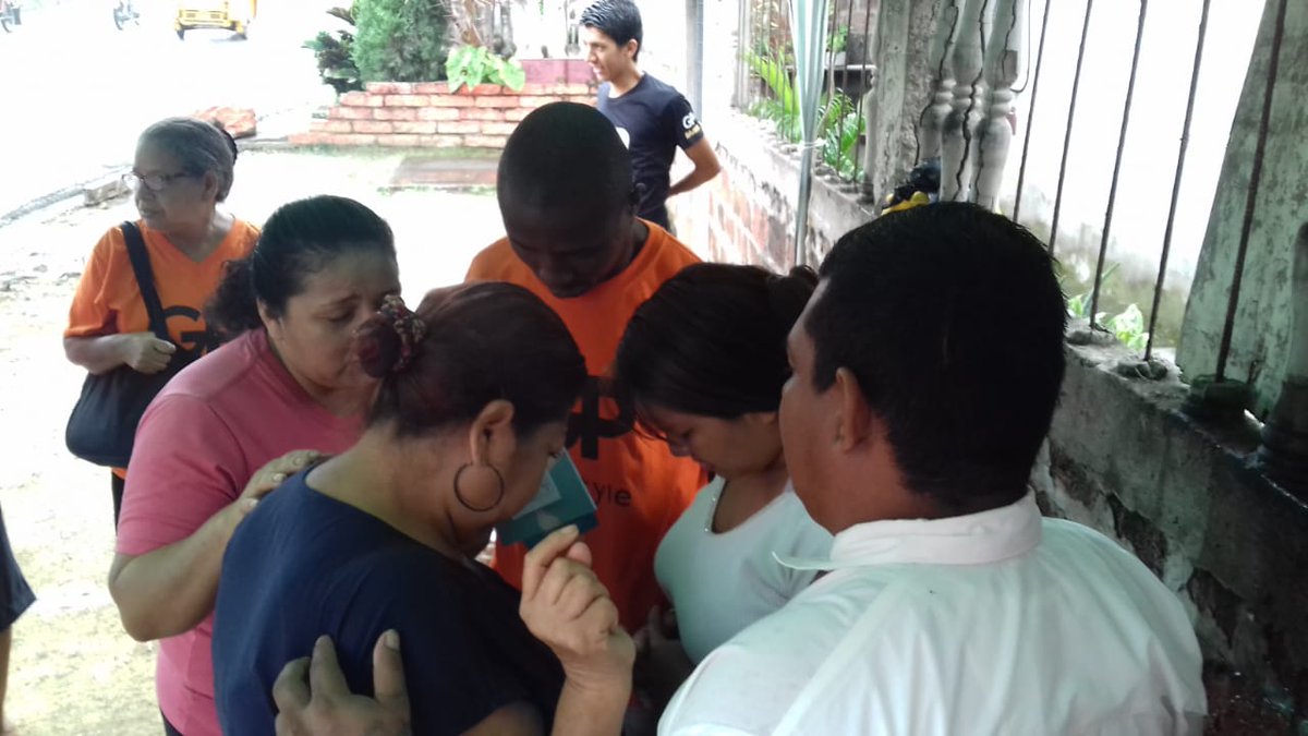 MilSan39's tweet photo. .@adventistasEC .@AdventistasMES .@Jesseniavit .@YanezWashington .@MaryBaque7  Distrito perimetral orando por las personas en las calles por las #10HorasDeAyuno y como culminación de los #10DiasdeOracion #PrimeroDios https://t.co/j97xUy3YUm