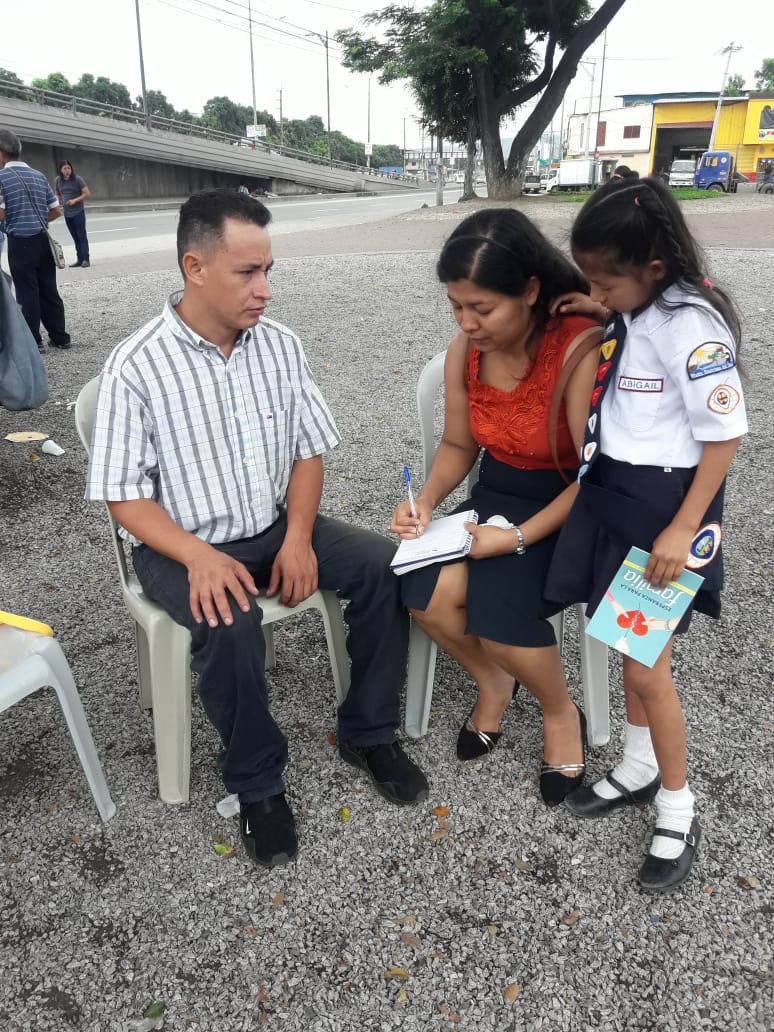 MilSan39's tweet photo. .@adventistasEC .@AdventistasMES .@Jesseniavit .@YanezWashington .@MaryBaque7  Distrito perimetral orando por las personas en las calles por las #10HorasDeAyuno y como culminación de los #10DiasdeOracion #PrimeroDios https://t.co/j97xUy3YUm