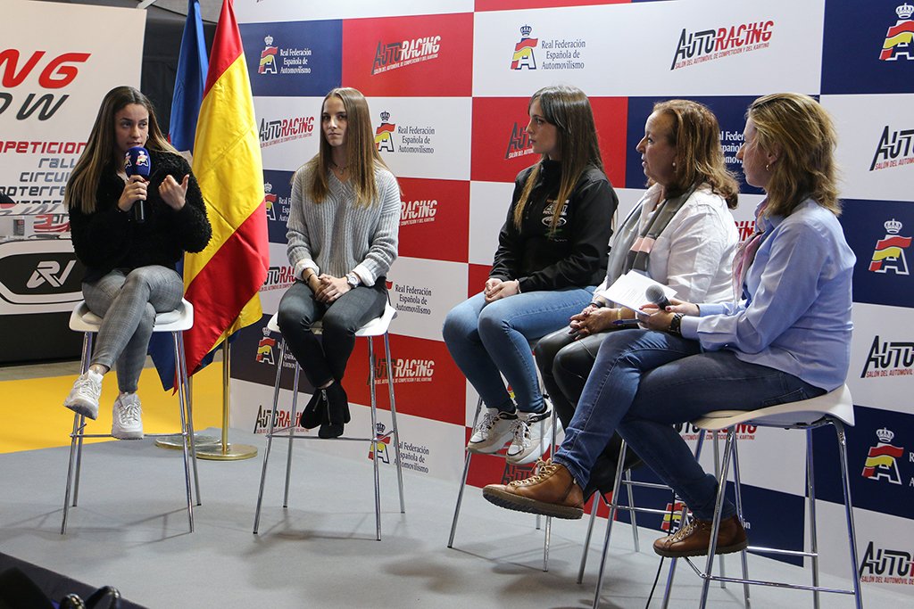 autoracingmad's tweet photo. El escenario de la @RFEdeA está resultando ser un gran foro para descubrir las novedades que nos esperan esta temporada. Mañana no te pierdas a @OFuertes_Piloto @dvfcopiloto  e @I_Trasmonte Obviamente, hablaremos del #Dakar2019 https://t.co/9X7aUmHlE0