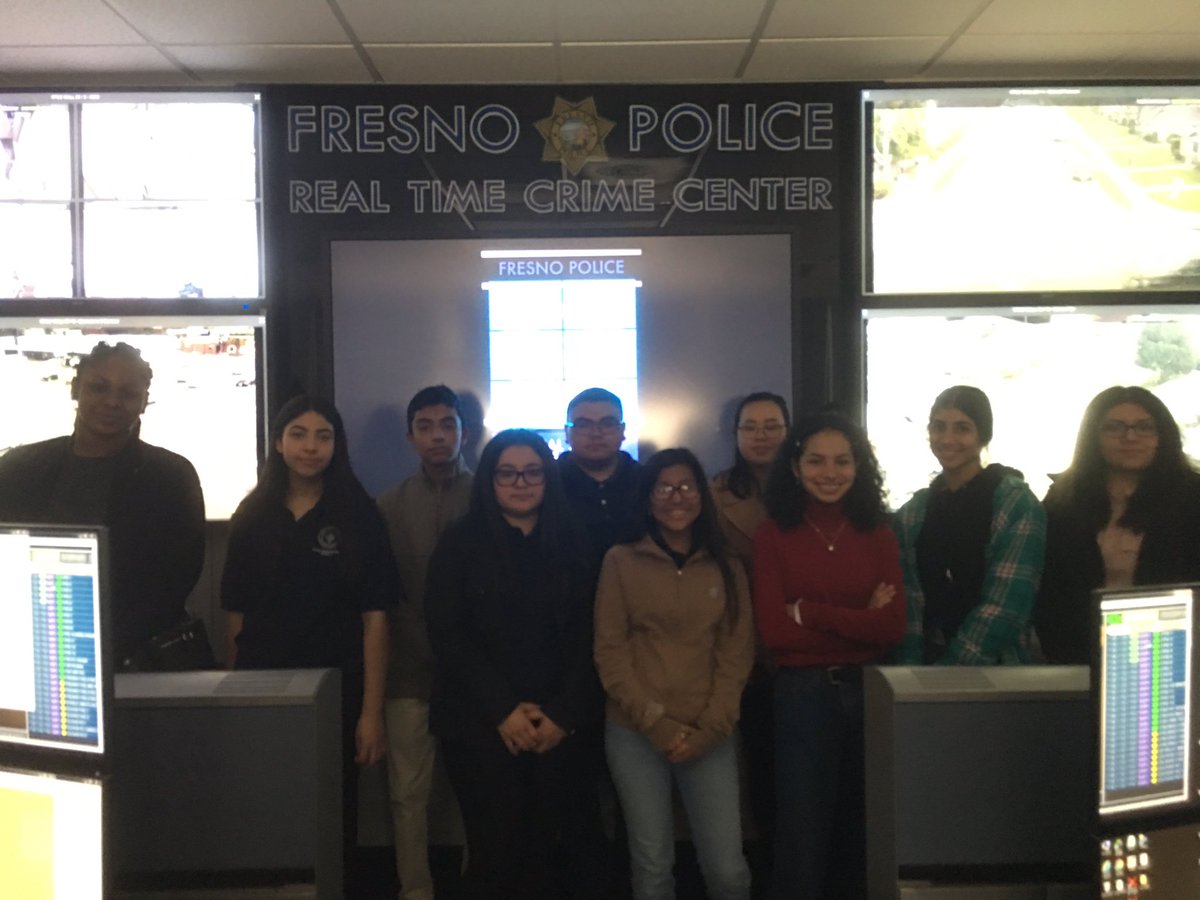 Esmeralda_Soria's tweet photo. Spent the morning with #District1 Young Councilmembers at Police Headquarters to learn about local law enforcement careers - 911 dispatch, Processing Room, Real Time Crime Center, and evidence collection room! #Session1 #PublicSafetySession #FutureLeaders #YCMP https://t.co/H5R49uJifT