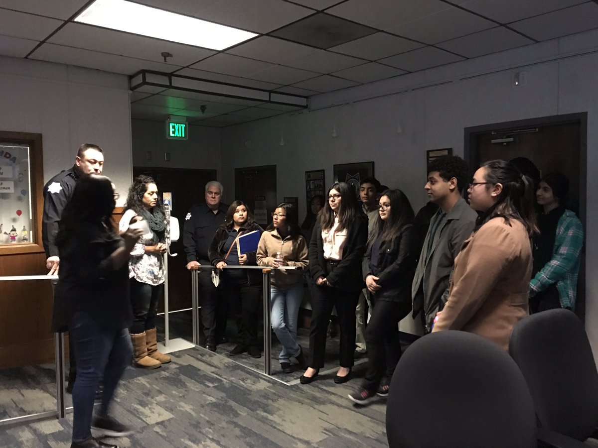 Esmeralda_Soria's tweet photo. Spent the morning with #District1 Young Councilmembers at Police Headquarters to learn about local law enforcement careers - 911 dispatch, Processing Room, Real Time Crime Center, and evidence collection room! #Session1 #PublicSafetySession #FutureLeaders #YCMP https://t.co/H5R49uJifT