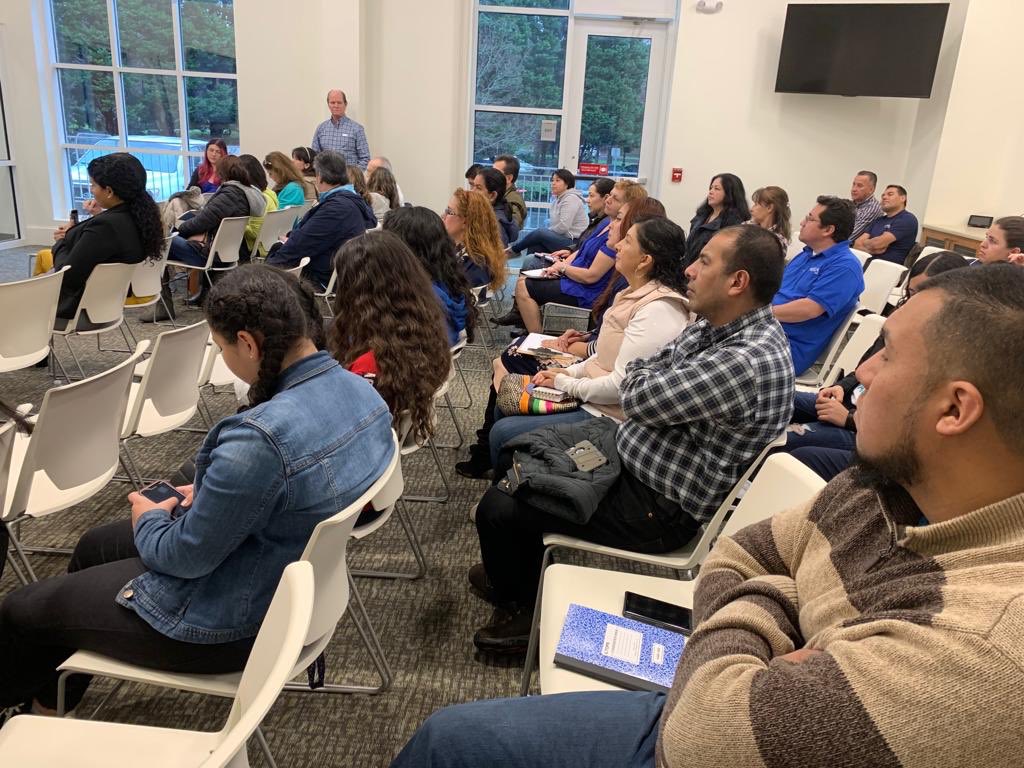 MIRAUSAOficial's tweet photo. En el segmento final del evento, la abogada respondió varias preguntas de los asistentes, quienes  fueron informados acerca de lo que deben hacer si tienen un encuentro con las autoridades de inmigración@BurgosChalaLaw, con exito finalizo la jornada #ConozcaSusDerechos https://t.co/orS1udzfzp