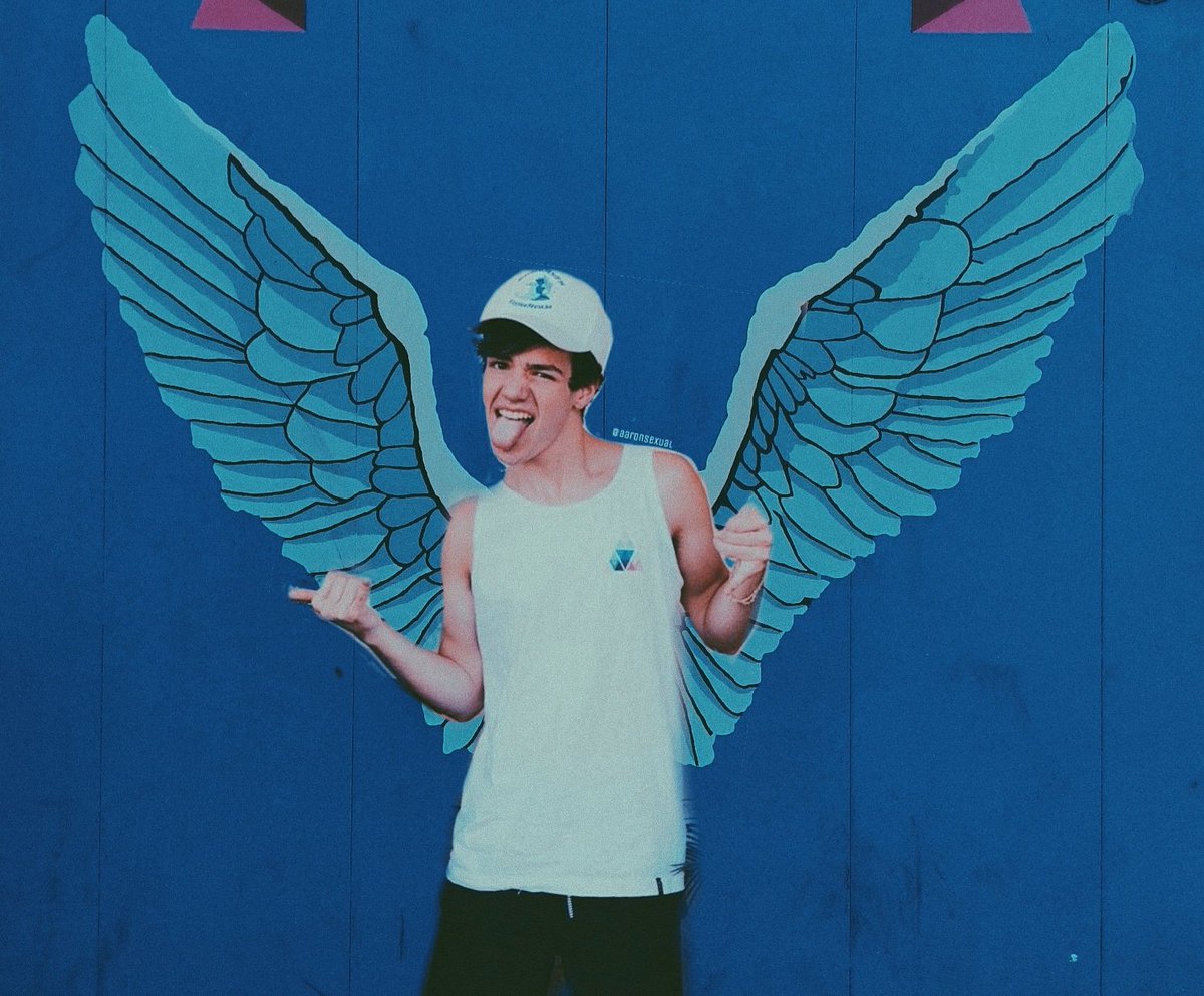itscxrpenter's tweet photo. My angel 💙✨ 
 #SaturdayForAaron @AaronCarpenter https://t.co/vriehhIeZB