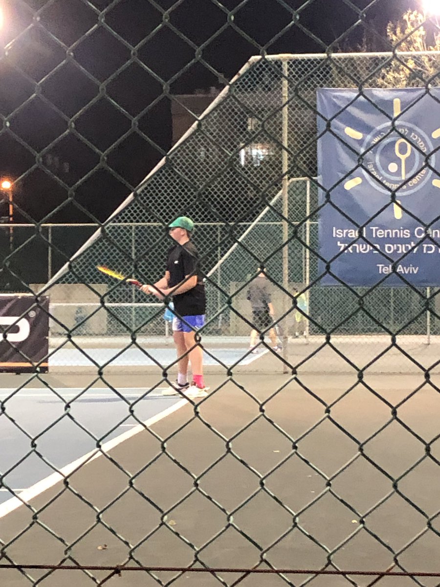 Jimmyraz10's tweet photo. Next round tomorrow @yonex_tennis @YONEXTENNIS_UK #vcore #polytour pro @Finnreilly3 https://t.co/vr5wtad50J