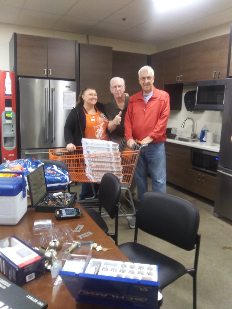 hombrew01's tweet photo. What a treat today with a very satisfied customer bringing the crew Pizza! 6809 only delivers World Class Customer Service! https://t.co/LqTcxMov20