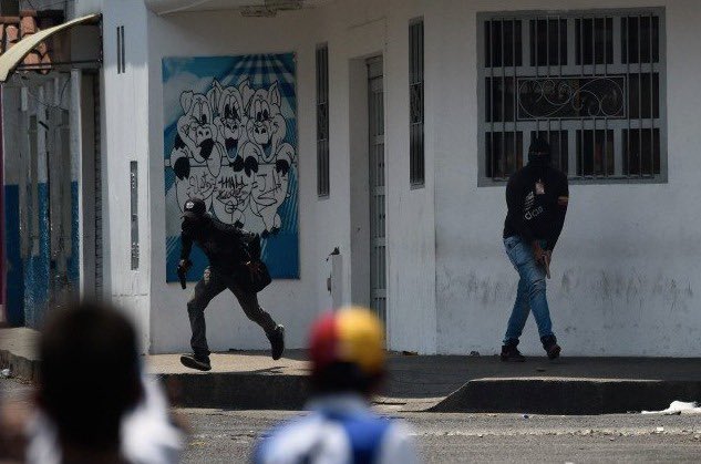 hcapriles's tweet photo. #23Feb Qué el mundo vea lo que hace Maduro! Paramilitares contra nuestro pueblo en Táchira que exige el ingreso de la ayuda humanitaria! #23FAvalanchaHumanitaria https://t.co/5ItzkEXjjm