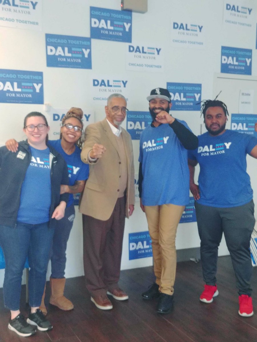 MariRGCS84's tweet photo. Awesome time getting a visit from @RepBobbyRush at the @DaleyForMayor Southside Office #3Days #Punch25 #ChicagoLegend https://t.co/xLNDO0HEjo