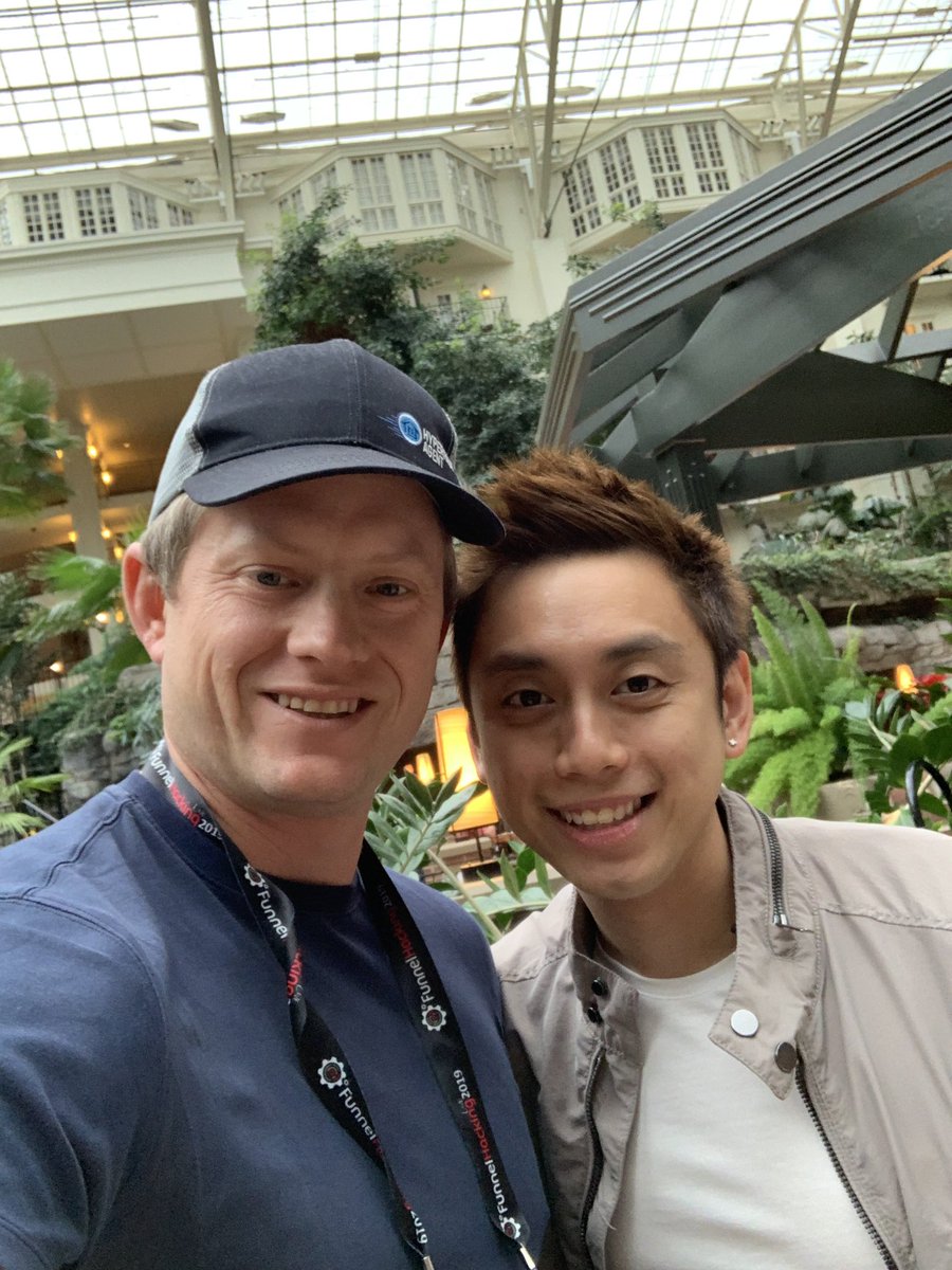 thedanlesniak's tweet image. Enjoyed the time I got to learn from @pengjoon at the round table event. He poured so much into everyone and just gave and gave. Thank you. #funnelhackinglive #pengjoon