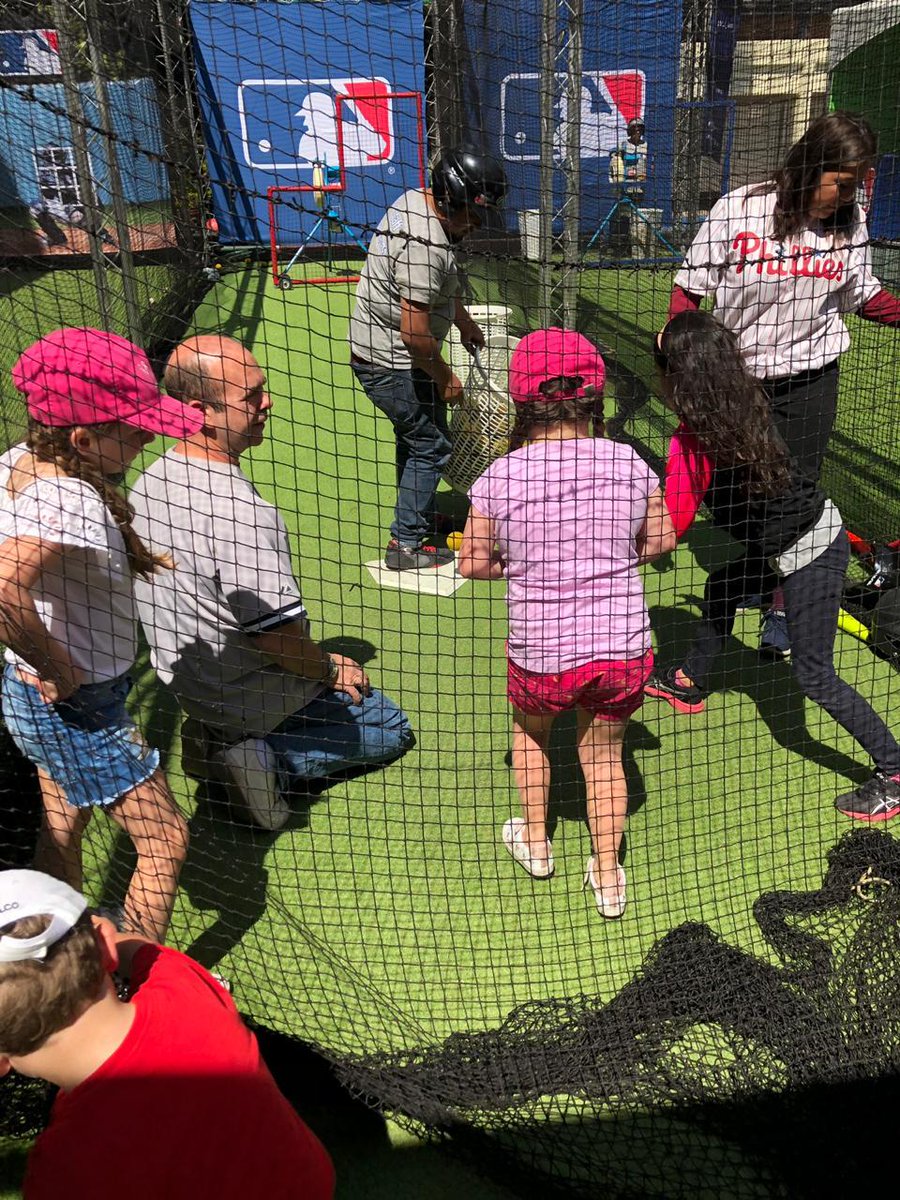 MLB_Mexico's tweet photo. Hoy la #MLBExperience estuvo en la Ciudad de México con nuestros amigos del Instituto Cumbres Rosedal Lomas.
¡Niños de todas las edades viviendo la emoción del béisbol! #YoAmoElBeis https://t.co/RmBe6wiXe1