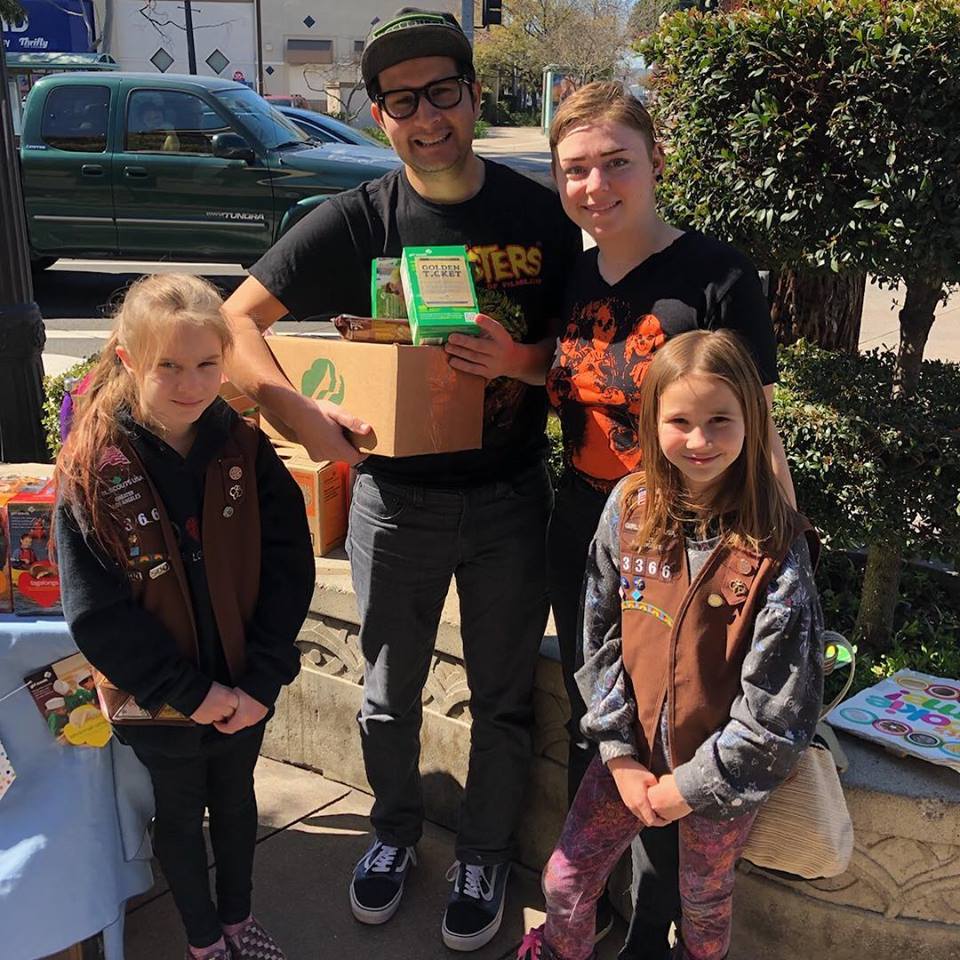 GirlScoutsLA's tweet photo. The #Burbank #GSGoldenTicket has been claimed! πππ₯³ Frankie is the winner! Here he is with Troop 3366 β and his prize! πͺπͺπͺ
Who will be our next winner??! π
#NationalGirlScoutCookieWeekend #girlscoutsla @Portos https://t.co/PRAYIWXMBt