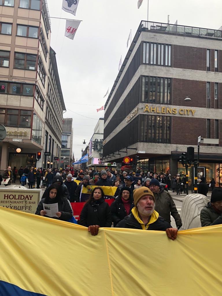 PartidoPSUV's tweet photo. #FOTOS En Estocolmo, Suecia 🇸🇪 se llevó a cabo una movilización espontánea para exigir respeto a nuestro país 

#24Feb
#EnVenezuelaLaPazVencerá
https://t.co/OQyinOjsC1