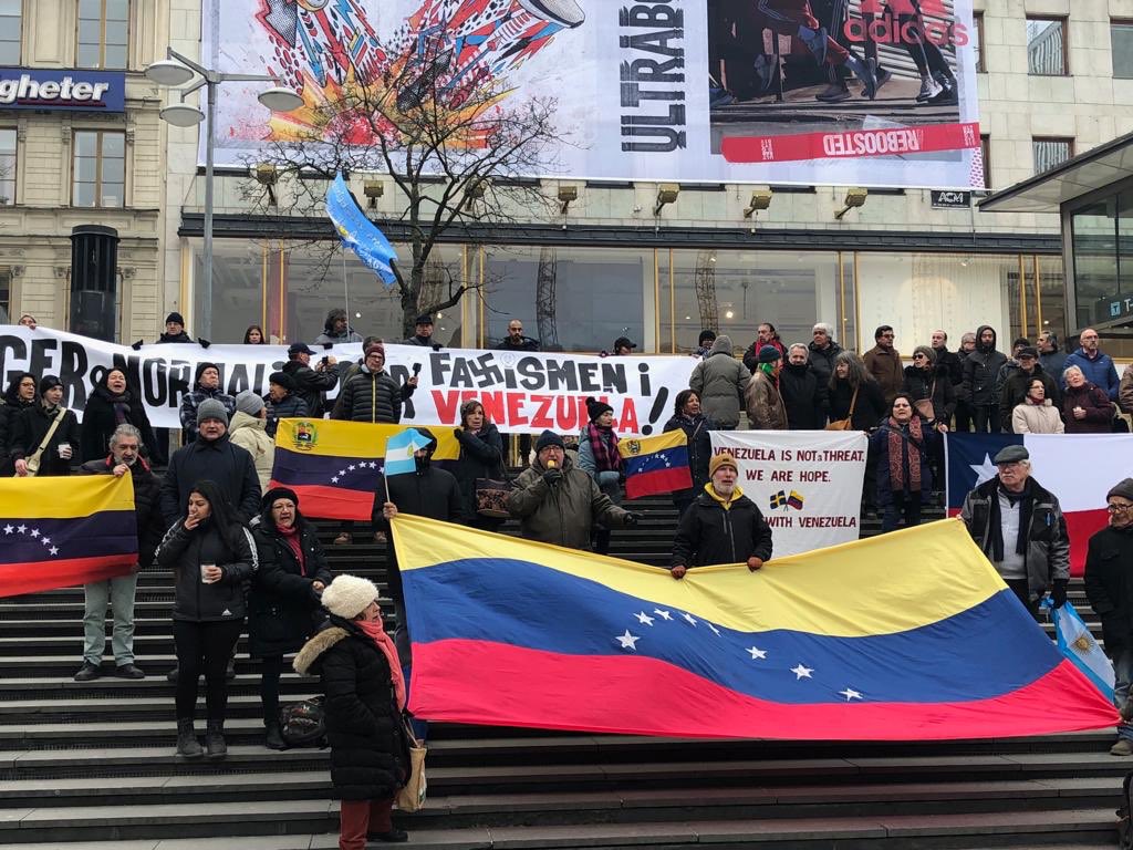 PartidoPSUV's tweet photo. #FOTOS En Estocolmo, Suecia 🇸🇪 se llevó a cabo una movilización espontánea para exigir respeto a nuestro país 

#24Feb
#EnVenezuelaLaPazVencerá
https://t.co/OQyinOjsC1