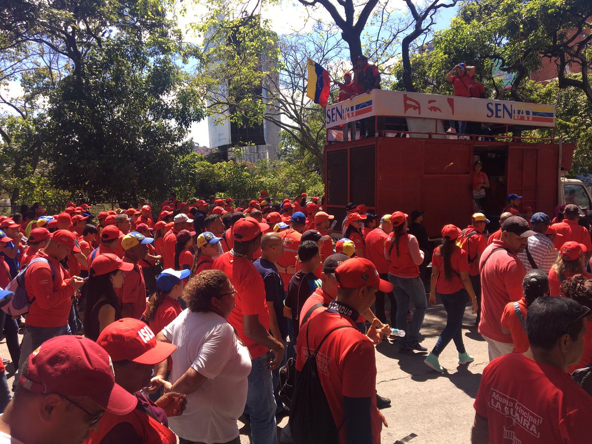 jdavidcabello's tweet photo. Presidente @NicolasMaduro aquí está su pueblo! Cuente con nosotros los hijos de Bolívar y Chávez para defender nuestra democracia. #VenezuelaEnDefensaDeLaPaz #TrumpHandsOffVenezuela https://t.co/SaUdilzTx5