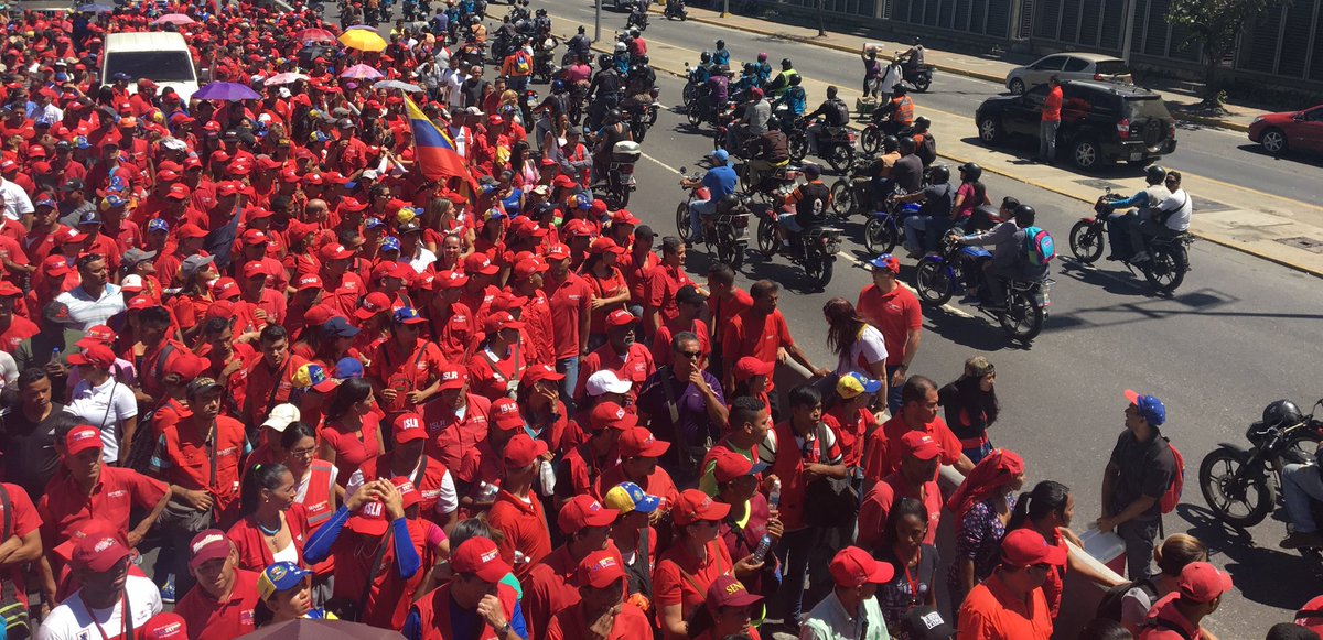 jdavidcabello's tweet photo. Presidente @NicolasMaduro aquí está su pueblo! Cuente con nosotros los hijos de Bolívar y Chávez para defender nuestra democracia. #VenezuelaEnDefensaDeLaPaz #TrumpHandsOffVenezuela https://t.co/SaUdilzTx5
