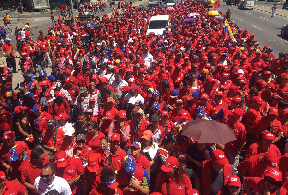 jdavidcabello's tweet photo. Presidente @NicolasMaduro aquí está su pueblo! Cuente con nosotros los hijos de Bolívar y Chávez para defender nuestra democracia. #VenezuelaEnDefensaDeLaPaz #TrumpHandsOffVenezuela https://t.co/SaUdilzTx5