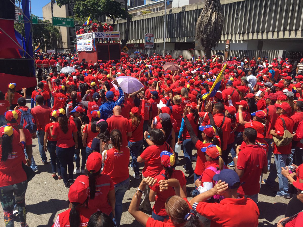 jdavidcabello's tweet photo. Presidente @NicolasMaduro aquí está su pueblo! Cuente con nosotros los hijos de Bolívar y Chávez para defender nuestra democracia. #VenezuelaEnDefensaDeLaPaz #TrumpHandsOffVenezuela https://t.co/SaUdilzTx5