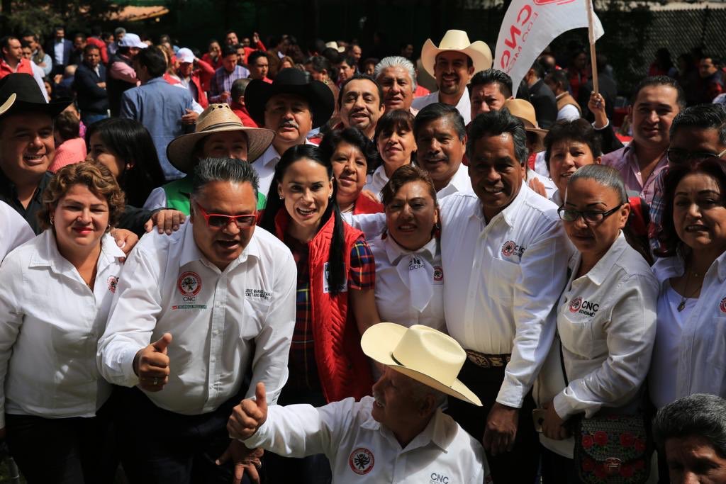AlejandraDMV's tweet photo. Vamos a ir a la base militante a darle el respeto que se merece; queremos que los seccionales, la base del trabajo partidista, los militantes que están en las buenas y en las malas, tengan una representación segura en el cabildo de cada municipio (1) #RenovaciónEs https://t.co/GXNTmLuiT4