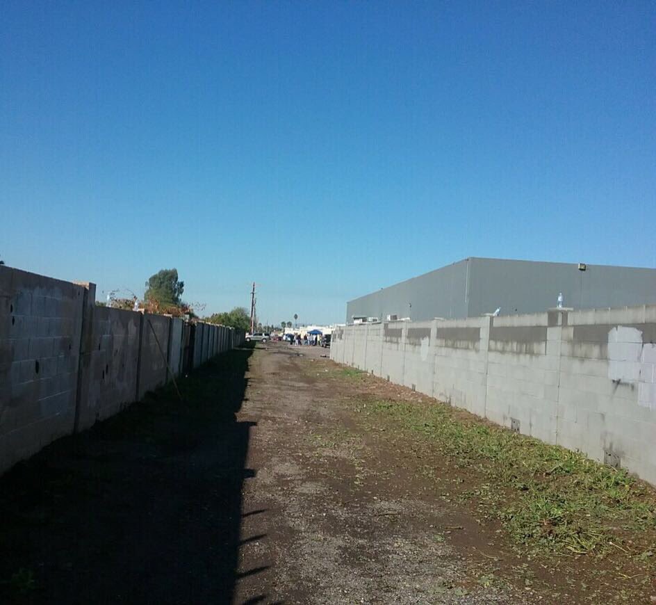 loveyrblockPHX's tweet photo. 80 volunteers from the Tomorrow’s Involved Leaders Today (TILT) program, Estrella Super Moms Block Watch, Estrella Middle School Wake Up Club, Phoenix Police Department &amp; Neighborhood Services Department came together for a Graffiti Wipe Out &amp; Alley Cleanup. #GraffitiFreePHX #LYB https://t.co/fCMcSTwGqw