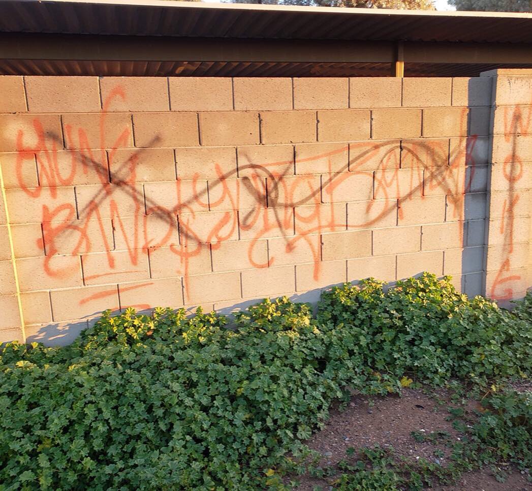 loveyrblockPHX's tweet photo. 80 volunteers from the Tomorrow’s Involved Leaders Today (TILT) program, Estrella Super Moms Block Watch, Estrella Middle School Wake Up Club, Phoenix Police Department &amp; Neighborhood Services Department came together for a Graffiti Wipe Out &amp; Alley Cleanup. #GraffitiFreePHX #LYB https://t.co/fCMcSTwGqw