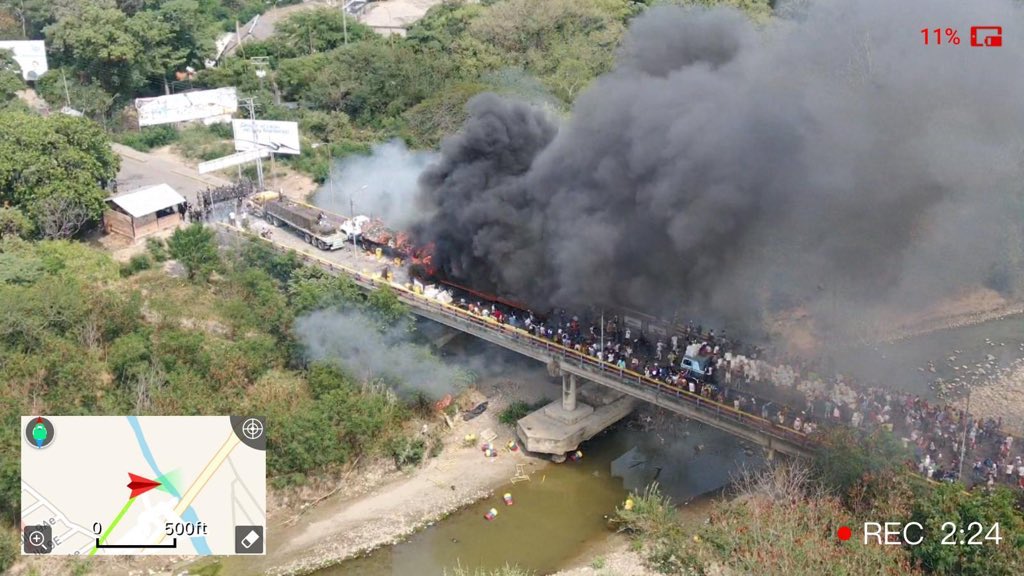 beatrizbecerrab's tweet photo. Así pretende acabar el régimen criminal de Maduro en #Venezuela:quemando los alimentos y medicinas que necesitan los venezolanos, disparándoles con sus colectivos y guardias esbirros.  
Pero no hay marcha atrás para desalojar al tirano, ni habrá impunidad para sus crímenes. https://t.co/nNrnk95ABV