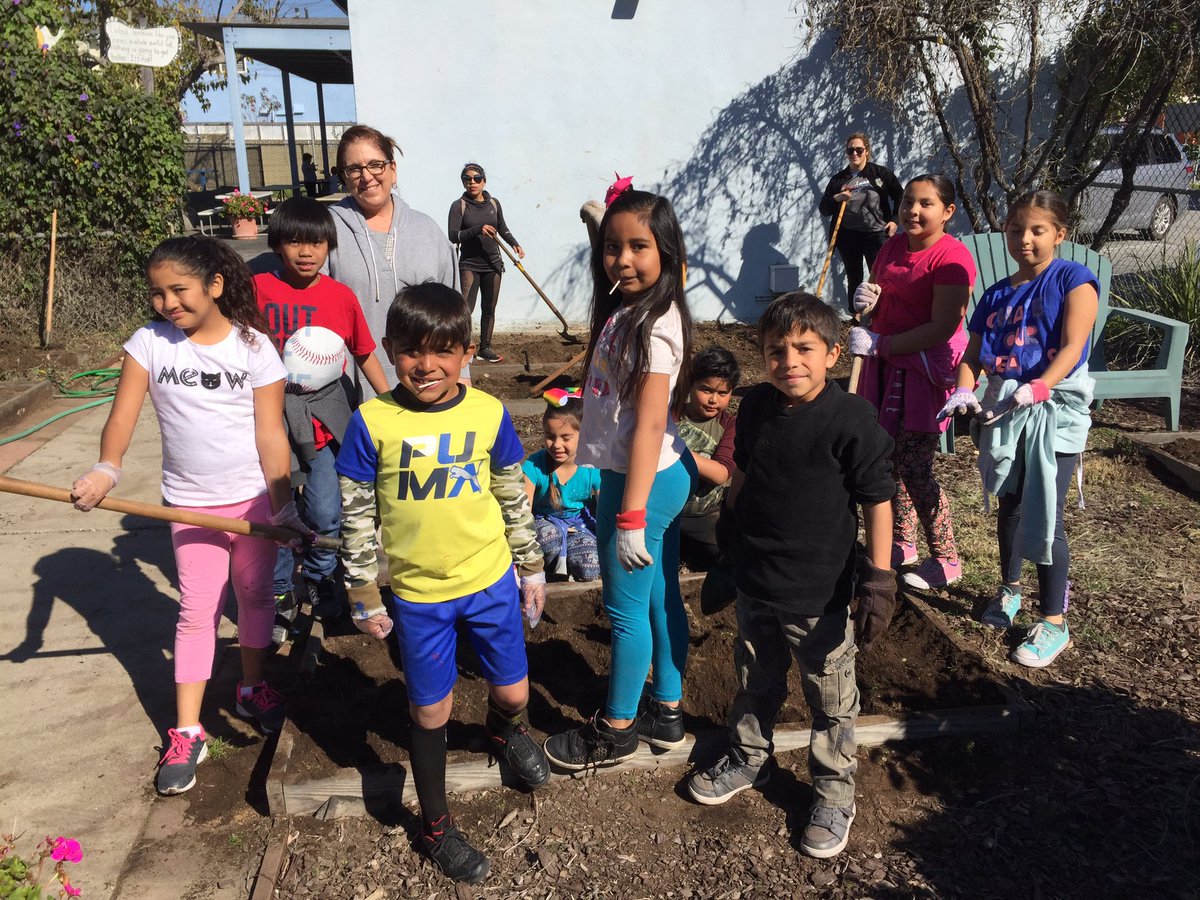 AlmaLKimura's tweet photo. Bonita St students, staff, and families work together to brighten up the campus#SchoolBeautification https://t.co/q0rPyzpF4g