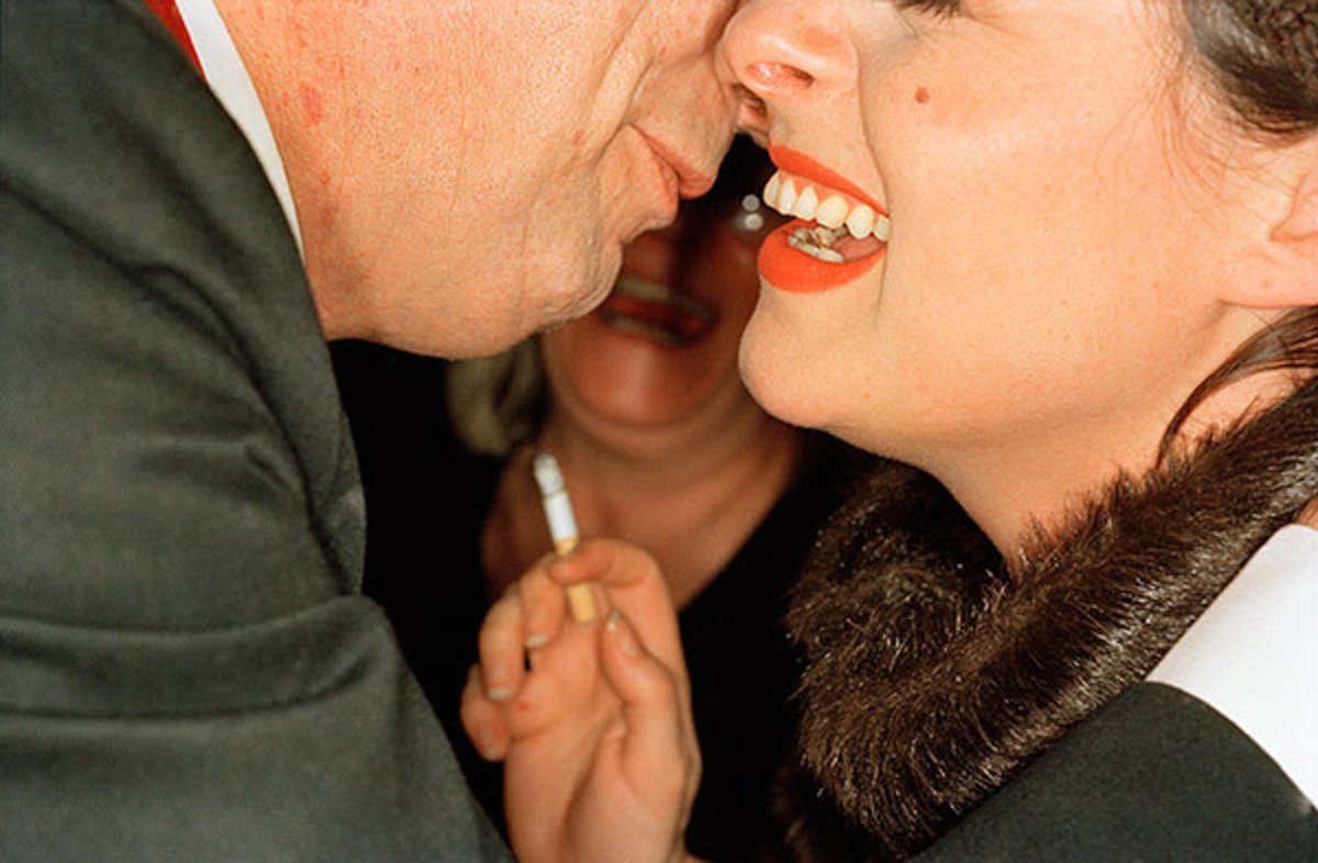 Aranthell's tweet image. Il y a un genre d'érotisme carnassier parfois, chez Martin Parr.
C'était Noël en 1995 -que faisiez-vous le 24 décembre 1995 ?- et j'adore cette #photo.
Les expressions, l'inexistence des regards.
Ce rire flou qui s'immisce entre les bouches du 1er plan et la clope qui le menace.